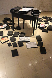 Purgatorio, Halterhaus Leobersdorf, 2016, 100 Bücher, Tisch, Sessel, Foto Gerhard Kaiser Purgatorio, Halterhaus Leobersdorf, 2016, 100 Bücher, Tisch, Sessel, Foto Gerhard Kaiser