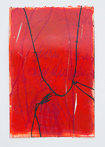 Rotes hochformatige Papierarbeit. Roter Grund mit schwarzen schwungvollen Linienund handgeschriebenen Texteilen