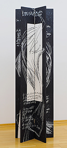 Hohes, langes freistehendes Objekt aus schwarzen und weissen MDFplatten mit zeichnerischen freien Linien